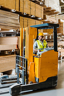 포토 JPG 서양인 외국인 응시 남자 40대 중년 노동자 실내 한명 미소 사람 앉기 상반신 옆모습 작업 비즈니스맨 안전모 헬멧 창고 지게차 물류창고 안전조끼 우크라이나 중년남자한명만 국내포토 직업 1 시선 유럽 뷰포인트 비즈니스 모션 표정 인종 성인 내부 직장인 중장비 안전장비 보호장비 남자한명만 중년남자만 파일형식