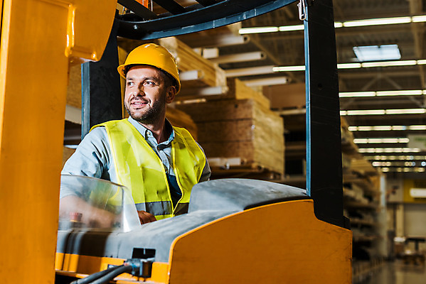 포토 JPG 서양인 외국인 응시 남자 40대 중년 노동자 실내 한명 미소 사람 앉기 상반신 옆모습 작업 비즈니스맨 안전모 헬멧 창고 지게차 물류창고 안전조끼 우크라이나 중년남자한명만 국내포토 직업 1 시선 유럽 뷰포인트 비즈니스 모션 표정 인종 성인 내부 직장인 중장비 안전장비 보호장비 남자한명만 중년남자만 파일형식