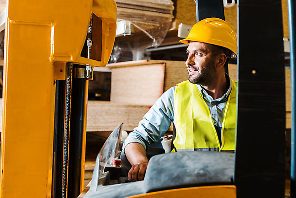 포토 JPG 서양인 외국인 응시 남자 40대 중년 노동자 실내 한명 미소 사람 앉기 상반신 옆모습 작업 비즈니스맨 안전모 헬멧 창고 지게차 물류창고 안전조끼 우크라이나 중년남자한명만 국내포토 직업 1 시선 유럽 뷰포인트 비즈니스 모션 표정 인종 성인 내부 직장인 중장비 안전장비 보호장비 남자한명만 중년남자만 파일형식