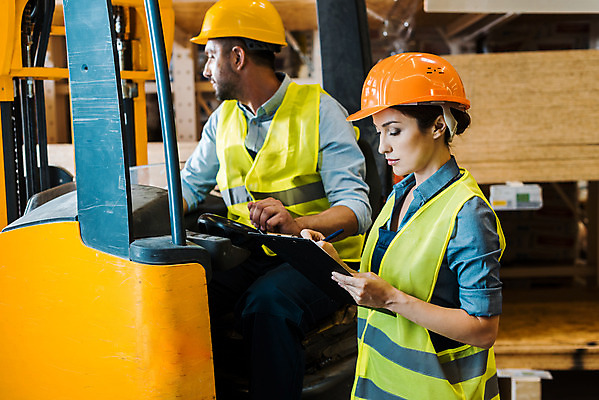 포토 JPG 서양인 응시 여자 남자 40대 중년 노동자 실내 서기 들기 사람 앉기 상반신 두명 옆모습 작업 비즈니스맨 비즈니스우먼 안전모 헬멧 창고 동료 확인 지게차 물류창고 서류파일 안전조끼 우크라이나 중년만 국내포토 외국인 직업 시선 유럽 뷰포인트 비즈니스 관계 모션 성인 내부 사무용품 직장인 중장비 안전장비 보호장비 성인만 파일형식