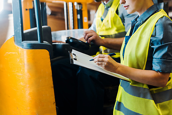 포토 JPG 서양인 손 응시 여자 남자 40대 중년 노동자 실내 서기 들기 사람 앉기 상반신 두명 옆모습 신체부위 작업 비즈니스맨 비즈니스우먼 안전모 헬멧 창고 동료 확인 지게차 물류창고 서류파일 안전조끼 우크라이나 중년만 국내포토 외국인 직업 시선 유럽 뷰포인트 비즈니스 관계 모션 성인 내부 사무용품 직장인 중장비 안전장비 보호장비 성인만 파일형식