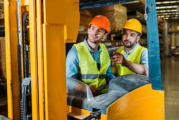 포토 JPG 서양인 외국인 응시 남자 40대 중년 노동자 실내 서기 미소 사람 앉기 상반신 성인 두명 옆모습 30대 가리킴 작업 비즈니스맨 안전모 헬멧 창고 동료 지게차 물류창고 안전조끼 우크라이나 남자만 국내포토 직업 시선 유럽 뷰포인트 비즈니스 관계 모션 표정 인종 손짓 내부 장년 직장인 중장비 안전장비 보호장비 파일형식