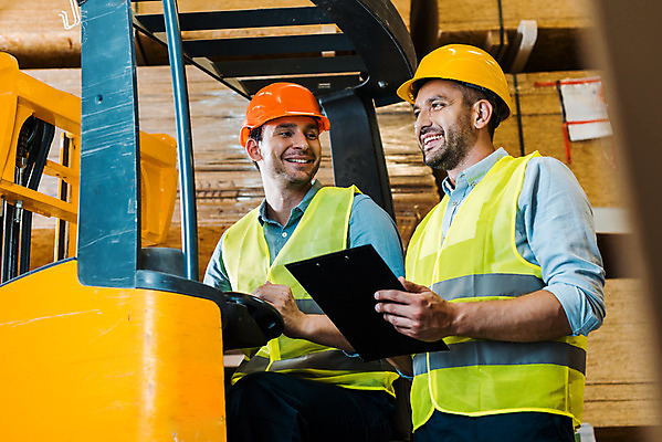 포토 JPG 서양인 외국인 응시 남자 로우앵글 40대 중년 노동자 실내 서기 미소 들기 사람 앉기 상반신 성인 두명 옆모습 30대 작업 비즈니스맨 안전모 헬멧 창고 동료 지게차 물류창고 서류파일 안전조끼 우크라이나 남자만 국내포토 직업 시선 유럽 뷰포인트 비즈니스 관계 모션 표정 인종 내부 장년 사무용품 직장인 중장비 안전장비 보호장비 파일형식