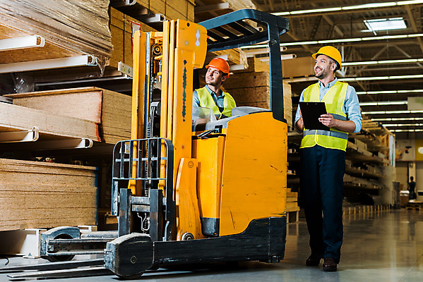 포토 JPG 전신 서양인 외국인 응시 남자 로우앵글 40대 중년 노동자 실내 서기 미소 들기 사람 앉기 성인 두명 앞모습 옆모습 30대 작업 비즈니스맨 안전모 헬멧 창고 동료 지게차 물류창고 서류파일 안전조끼 우크라이나 남자만 국내포토 직업 시선 유럽 뷰포인트 비즈니스 관계 모션 표정 인종 내부 장년 사무용품 직장인 중장비 안전장비 보호장비 파일형식