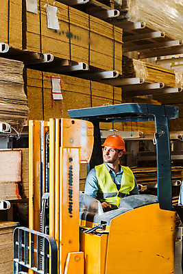 포토 JPG 서양인 외국인 응시 남자 노동자 실내 한명 미소 사람 앉기 상반신 성인 옆모습 30대 작업 비즈니스맨 안전모 헬멧 창고 지게차 물류창고 안전조끼 우크라이나 성인남자한명만 국내포토 직업 1 시선 유럽 뷰포인트 비즈니스 모션 표정 인종 내부 장년 직장인 중장비 안전장비 보호장비 남자한명만 성인남자만 파일형식