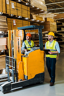 포토 JPG 전신 서양인 외국인 응시 남자 40대 중년 노동자 실내 서기 미소 들기 사람 앉기 성인 두명 옆모습 30대 작업 비즈니스맨 안전모 헬멧 창고 동료 지게차 물류창고 서류파일 안전조끼 우크라이나 남자만 국내포토 직업 시선 유럽 뷰포인트 비즈니스 관계 모션 표정 인종 내부 장년 사무용품 직장인 중장비 안전장비 보호장비 파일형식