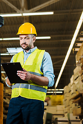 포토 JPG 서양인 외국인 응시 남자 40대 중년 노동자 실내 한명 서기 들기 사람 상반신 앞모습 작업 비즈니스맨 안전모 헬멧 창고 물류창고 서류파일 안전조끼 우크라이나 중년남자한명만 국내포토 직업 1 시선 유럽 뷰포인트 비즈니스 모션 인종 성인 내부 사무용품 직장인 안전장비 보호장비 남자한명만 중년남자만 파일형식