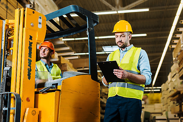 포토 JPG 서양인 외국인 응시 남자 40대 중년 노동자 실내 들기 사람 앉기 상반신 성인 두명 앞모습 옆모습 30대 작업 비즈니스맨 안전모 헬멧 창고 동료 확인 지게차 물류창고 서류파일 안전조끼 우크라이나 남자만 국내포토 직업 시선 유럽 뷰포인트 비즈니스 관계 모션 인종 내부 장년 사무용품 직장인 중장비 안전장비 보호장비 파일형식