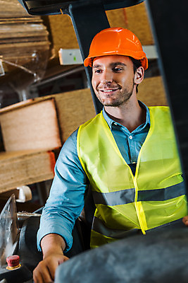 포토 JPG 서양인 외국인 응시 남자 노동자 실내 한명 미소 사람 앉기 상반신 성인 앞모습 30대 작업 비즈니스맨 안전모 헬멧 창고 지게차 물류창고 안전조끼 우크라이나 성인남자한명만 국내포토 직업 1 시선 유럽 뷰포인트 비즈니스 모션 표정 인종 내부 장년 직장인 중장비 안전장비 보호장비 남자한명만 성인남자만 파일형식