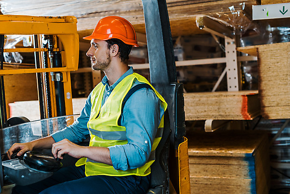 포토 JPG 서양인 외국인 응시 남자 노동자 실내 한명 사람 앉기 상반신 성인 옆모습 30대 작업 비즈니스맨 안전모 헬멧 창고 지게차 물류창고 안전조끼 우크라이나 성인남자한명만 국내포토 직업 1 시선 유럽 뷰포인트 비즈니스 모션 인종 내부 장년 직장인 중장비 안전장비 보호장비 남자한명만 성인남자만 파일형식