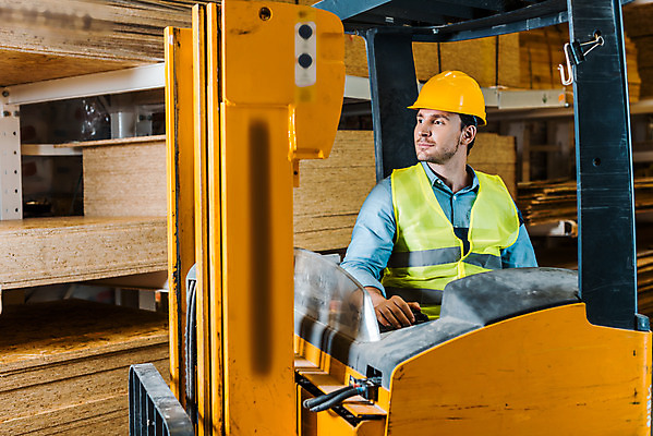 포토 JPG 서양인 외국인 응시 남자 노동자 실내 한명 사람 앉기 상반신 성인 옆모습 30대 작업 비즈니스맨 안전모 헬멧 창고 지게차 물류창고 안전조끼 우크라이나 성인남자한명만 국내포토 직업 1 시선 유럽 뷰포인트 비즈니스 모션 인종 내부 장년 직장인 중장비 안전장비 보호장비 남자한명만 성인남자만 파일형식