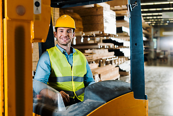 포토 JPG 서양인 외국인 응시 남자 노동자 실내 한명 미소 사람 앉기 상반신 성인 앞모습 30대 작업 비즈니스맨 안전모 헬멧 창고 지게차 물류창고 안전조끼 우크라이나 성인남자한명만 국내포토 직업 1 시선 유럽 뷰포인트 비즈니스 모션 표정 인종 내부 장년 직장인 중장비 안전장비 보호장비 남자한명만 성인남자만 파일형식