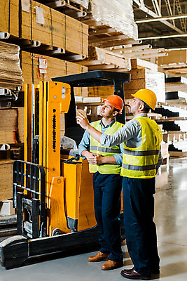 포토 JPG 전신 서양인 외국인 응시 남자 40대 중년 노동자 실내 대화 서기 사람 손짓 성인 두명 앞모습 옆모습 30대 가리킴 작업 비즈니스맨 안전모 헬멧 창고 동료 지게차 물류창고 안전조끼 우크라이나 남자만 국내포토 직업 시선 유럽 뷰포인트 비즈니스 관계 모션 말하기 인종 내부 장년 직장인 중장비 안전장비 보호장비 파일형식