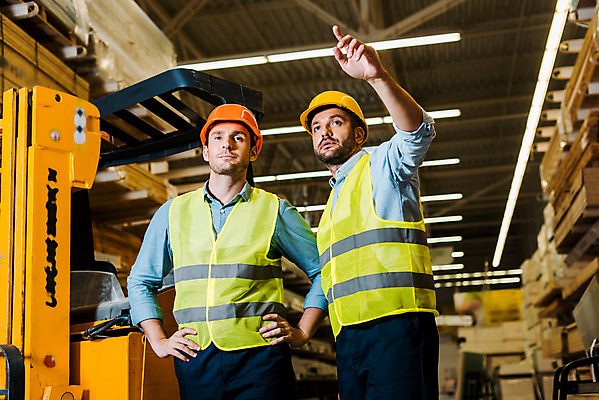 포토 JPG 서양인 외국인 응시 남자 로우앵글 40대 중년 허리손 노동자 실내 대화 서기 사람 손짓 상반신 성인 두명 앞모습 30대 가리킴 작업 비즈니스맨 안전모 헬멧 창고 동료 지게차 물류창고 안전조끼 우크라이나 남자만 국내포토 직업 시선 유럽 뷰포인트 포즈 비즈니스 관계 모션 말하기 인종 내부 장년 직장인 중장비 안전장비 보호장비 파일형식