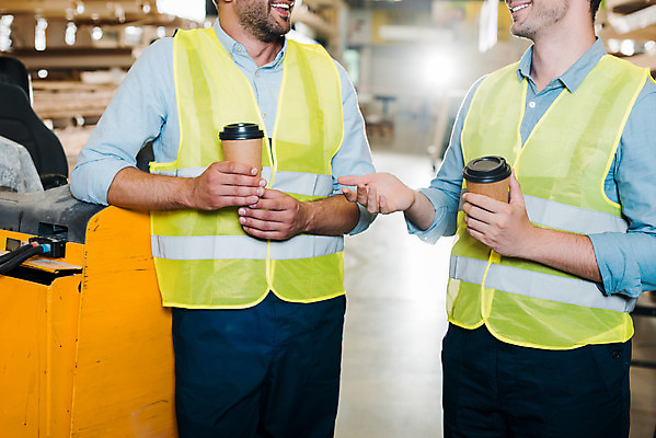 포토 JPG 서양인 외국인 응시 남자 커피 40대 중년 노동자 실내 대화 미소 사람 손짓 상반신 성인 두명 앞모습 옆모습 30대 잡기 작업 비즈니스맨 헬멧 창고 동료 물류창고 안전조끼 우크라이나 남자만 국내포토 직업 시선 유럽 음료 뷰포인트 비즈니스 관계 모션 표정 말하기 인종 내부 장년 직장인 보호장비 파일형식