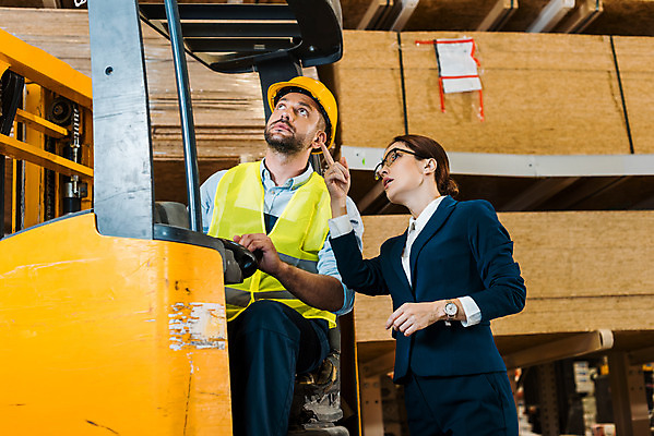 포토 JPG 서양인 응시 여자 남자 중년 노동자 실내 서기 사람 앉기 정장 손짓 상반신 두명 앞모습 가리킴 작업 비즈니스맨 비즈니스우먼 안전모 헬멧 창고 동료 지게차 물류창고 우크라이나 중년만 국내포토 외국인 직업 시선 옷 유럽 뷰포인트 비즈니스 관계 모션 성인 내부 직장인 중장비 안전장비 보호장비 성인만 파일형식