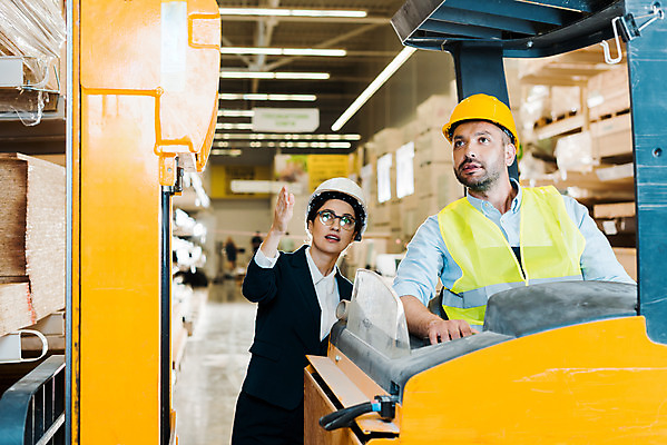 포토 JPG 서양인 응시 여자 남자 중년 노동자 실내 서기 사람 앉기 정장 손짓 상반신 두명 앞모습 가리킴 작업 비즈니스맨 비즈니스우먼 안전모 헬멧 창고 동료 지게차 물류창고 우크라이나 중년만 국내포토 외국인 직업 시선 옷 유럽 뷰포인트 비즈니스 관계 모션 성인 내부 직장인 중장비 안전장비 보호장비 성인만 파일형식