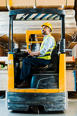 포토 JPG 전신 서양인 외국인 응시 남자 40대 중년 노동자 실내 한명 사람 앉기 옆모습 작업 비즈니스맨 안전모 헬멧 창고 지게차 물류창고 우크라이나 중년남자한명만 국내포토 직업 1 시선 유럽 뷰포인트 비즈니스 모션 인종 성인 내부 직장인 중장비 안전장비 보호장비 남자한명만 중년남자만 파일형식