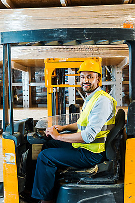 포토 JPG 전신 서양인 외국인 응시 남자 40대 중년 노동자 실내 한명 미소 사람 앉기 옆모습 작업 비즈니스맨 안전모 헬멧 창고 지게차 물류창고 우크라이나 중년남자한명만 국내포토 직업 1 시선 유럽 뷰포인트 비즈니스 모션 표정 인종 성인 내부 직장인 중장비 안전장비 보호장비 남자한명만 중년남자만 파일형식