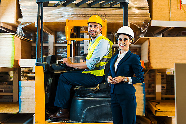 포토 JPG 전신 서양인 응시 여자 남자 40대 중년 노동자 실내 서기 미소 사람 앉기 정장 두명 앞모습 옆모습 작업 비즈니스맨 비즈니스우먼 안전모 헬멧 창고 동료 손모으기 지게차 물류창고 우크라이나 중년만 국내포토 외국인 직업 시선 옷 유럽 뷰포인트 비즈니스 관계 모션 표정 손짓 성인 내부 직장인 중장비 안전장비 보호장비 성인만 파일형식