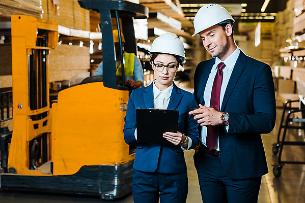 포토 JPG 서양인 외국인 응시 여자 남자 40대 중년 노동자 실내 서기 들기 사람 정장 상반신 성인 두명 앞모습 30대 작업 비즈니스맨 비즈니스우먼 안전모 헬멧 창고 동료 지게차 물류창고 서류파일 우크라이나 성인만 국내포토 직업 시선 옷 유럽 뷰포인트 비즈니스 관계 모션 인종 내부 장년 사무용품 직장인 중장비 안전장비 보호장비 파일형식