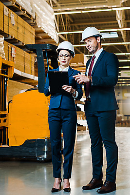 포토 JPG 전신 서양인 외국인 응시 여자 남자 로우앵글 40대 중년 노동자 실내 서기 미소 들기 사람 정장 성인 두명 앞모습 30대 작업 비즈니스맨 비즈니스우먼 안전모 헬멧 창고 동료 지게차 물류창고 서류파일 우크라이나 국내포토 직업 시선 옷 유럽 뷰포인트 비즈니스 관계 모션 표정 인종 내부 장년 사무용품 직장인 중장비 안전장비 보호장비 파일형식