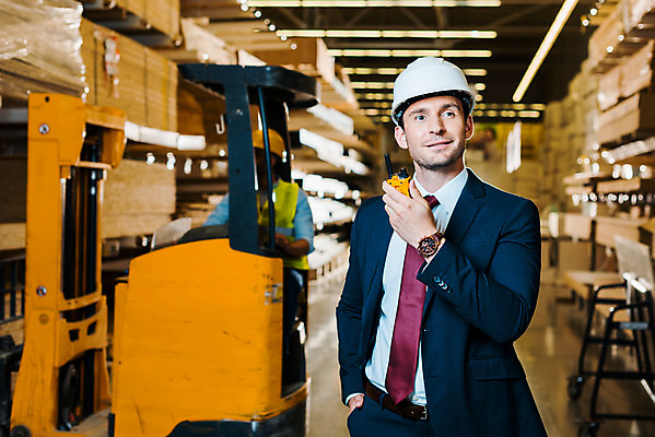 포토 JPG 서양인 외국인 응시 남자 40대 중년 노동자 실내 대화 서기 미소 들기 사람 앉기 상반신 성인 두명 앞모습 30대 작업 비즈니스맨 안전모 헬멧 창고 동료 주머니손 무전기 지게차 물류창고 우크라이나 남자만 국내포토 직업 시선 유럽 뷰포인트 비즈니스 관계 모션 무선통신 표정 말하기 인종 내부 장년 직장인 중장비 안전장비 보호장비 파일형식