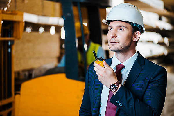 포토 JPG 서양인 외국인 응시 남자 40대 중년 노동자 실내 서기 들기 사람 앉기 상반신 성인 두명 옆모습 30대 작업 비즈니스맨 안전모 헬멧 창고 동료 무전기 지게차 물류창고 우크라이나 남자만 국내포토 직업 시선 유럽 뷰포인트 비즈니스 관계 모션 무선통신 인종 내부 장년 직장인 중장비 안전장비 보호장비 파일형식