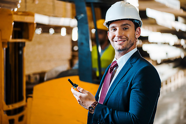 포토 JPG 서양인 외국인 응시 남자 40대 중년 노동자 실내 서기 미소 들기 사람 앉기 상반신 성인 두명 앞모습 30대 작업 비즈니스맨 안전모 헬멧 창고 동료 무전기 지게차 물류창고 우크라이나 남자만 국내포토 직업 시선 유럽 뷰포인트 비즈니스 관계 모션 무선통신 표정 인종 내부 장년 직장인 중장비 안전장비 보호장비 파일형식