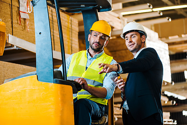 포토 JPG 서양인 외국인 손 응시 남자 40대 중년 노동자 실내 서기 미소 들기 사람 앉기 손짓 상반신 성인 두명 앞모습 옆모습 30대 작업 비즈니스맨 안전모 헬멧 창고 동료 무전기 지게차 물류창고 우크라이나 남자만 국내포토 직업 시선 유럽 뷰포인트 비즈니스 관계 모션 무선통신 표정 인종 내부 신체부위 장년 직장인 중장비 안전장비 보호장비 파일형식