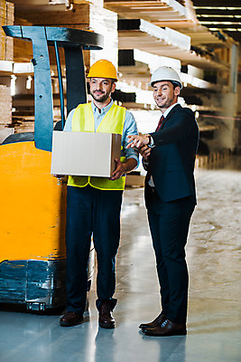 포토 JPG 전신 서양인 외국인 손 응시 남자 40대 중년 노동자 실내 서기 미소 들기 사람 손짓 성인 두명 앞모습 30대 가리킴 작업 비즈니스맨 안전모 헬멧 창고 동료 지게차 물류창고 박스포장 우크라이나 남자만 국내포토 직업 시선 유럽 뷰포인트 비즈니스 포장 관계 모션 표정 인종 내부 신체부위 장년 직장인 중장비 안전장비 보호장비 파일형식