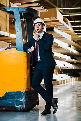 포토 JPG 전신 서양인 외국인 응시 남자 포즈 노동자 실내 말하기 한명 서기 들기 사람 성인 앞모습 30대 기댐 작업 비즈니스맨 안전모 헬멧 창고 무전기 지게차 물류창고 우크라이나 성인남자한명만 국내포토 직업 1 시선 유럽 뷰포인트 비즈니스 모션 무선통신 인종 내부 장년 직장인 중장비 안전장비 보호장비 남자한명만 성인남자만 파일형식