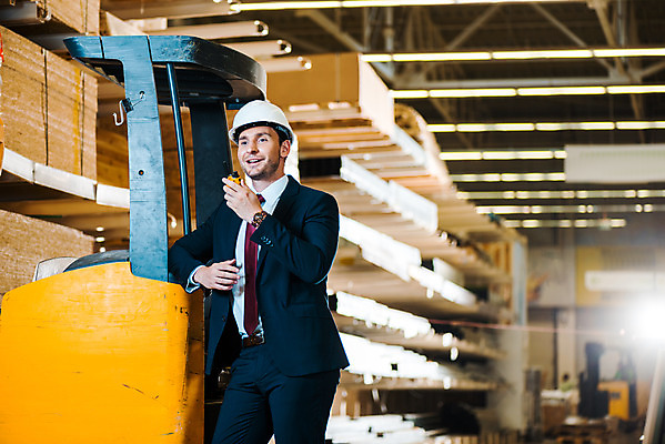 포토 JPG 서양인 외국인 응시 남자 포즈 노동자 실내 말하기 한명 서기 미소 들기 사람 상반신 성인 앞모습 30대 기댐 작업 비즈니스맨 안전모 헬멧 창고 무전기 지게차 물류창고 우크라이나 성인남자한명만 국내포토 직업 1 시선 유럽 뷰포인트 비즈니스 모션 무선통신 표정 인종 내부 장년 직장인 중장비 안전장비 보호장비 남자한명만 성인남자만 파일형식