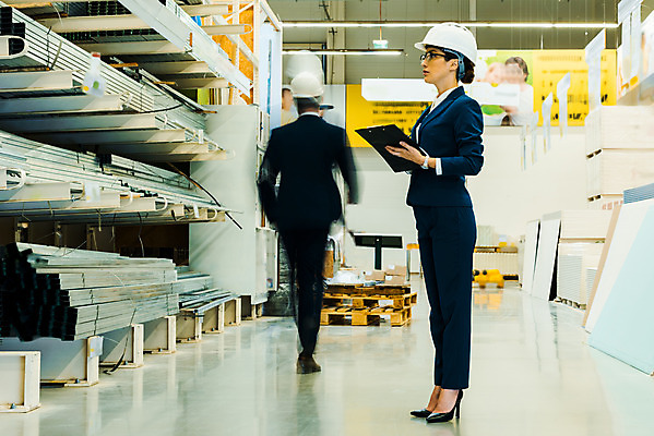 포토 JPG 전신 서양인 외국인 응시 여자 남자 40대 중년 노동자 실내 서기 들기 사람 정장 성인 두명 옆모습 뒷모습 30대 걷기 작업 비즈니스맨 비즈니스우먼 안전모 헬멧 창고 동료 물류창고 서류파일 우크라이나 성인만 국내포토 직업 시선 옷 유럽 뷰포인트 비즈니스 관계 모션 인종 내부 장년 사무용품 직장인 안전장비 보호장비 파일형식