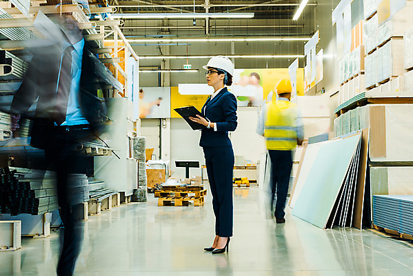 포토 JPG 전신 서양인 응시 여자 남자 40대 중년 노동자 실내 서기 들기 사람 성인 앞모습 옆모습 뒷모습 세명 30대 걷기 작업 비즈니스맨 비즈니스우먼 안전모 헬멧 창고 동료 물류창고 서류파일 우크라이나 국내포토 외국인 직업 시선 유럽 뷰포인트 비즈니스 관계 모션 내부 장년 사무용품 직장인 안전장비 보호장비 파일형식