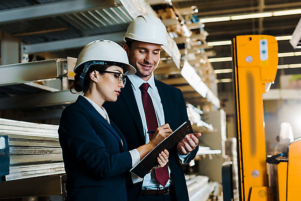 포토 JPG 서양인 외국인 응시 여자 남자 40대 중년 노동자 실내 서기 미소 들기 사람 정장 상반신 성인 두명 옆모습 30대 작업 비즈니스맨 비즈니스우먼 안전모 헬멧 창고 동료 확인 물류창고 서류파일 우크라이나 성인만 국내포토 직업 시선 옷 유럽 뷰포인트 비즈니스 관계 모션 표정 인종 내부 장년 사무용품 직장인 안전장비 보호장비 파일형식