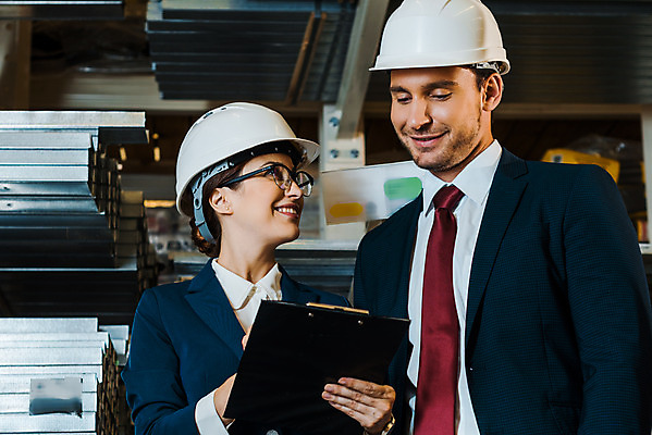 포토 JPG 서양인 외국인 응시 여자 남자 로우앵글 40대 중년 노동자 실내 서기 미소 들기 사람 정장 상반신 성인 두명 앞모습 30대 작업 비즈니스맨 비즈니스우먼 안전모 헬멧 창고 동료 확인 물류창고 서류파일 우크라이나 성인만 국내포토 직업 시선 옷 유럽 뷰포인트 비즈니스 관계 모션 표정 인종 내부 장년 사무용품 직장인 안전장비 보호장비 파일형식