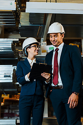 포토 JPG 서양인 외국인 응시 여자 남자 로우앵글 40대 중년 노동자 실내 서기 미소 들기 사람 정장 상반신 성인 두명 앞모습 30대 작업 비즈니스맨 비즈니스우먼 안전모 헬멧 창고 동료 물류창고 서류파일 우크라이나 성인만 국내포토 직업 시선 옷 유럽 뷰포인트 비즈니스 관계 모션 표정 인종 내부 장년 사무용품 직장인 안전장비 보호장비 파일형식