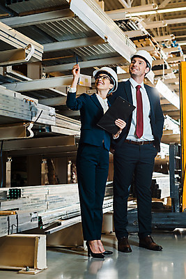 포토 JPG 전신 서양인 외국인 응시 여자 남자 로우앵글 40대 중년 노동자 실내 서기 미소 들기 사람 정장 손짓 성인 두명 앞모습 옆모습 30대 펜 가리킴 작업 비즈니스맨 비즈니스우먼 안전모 헬멧 창고 동료 주머니손 물류창고 서류파일 우크라이나 성인만 국내포토 직업 시선 옷 유럽 뷰포인트 비즈니스 관계 모션 표정 인종 내부 장년 필기구 사무용품 직장인 안전장비 보호장비 파일형식