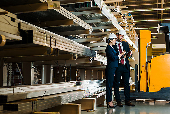 포토 JPG 전신 서양인 외국인 응시 여자 남자 40대 중년 노동자 실내 서기 미소 들기 사람 정장 성인 두명 옆모습 30대 작업 비즈니스맨 비즈니스우먼 안전모 헬멧 창고 동료 지게차 물류창고 서류파일 우크라이나 성인만 국내포토 직업 시선 옷 유럽 뷰포인트 비즈니스 관계 모션 표정 인종 내부 장년 사무용품 직장인 중장비 안전장비 보호장비 파일형식