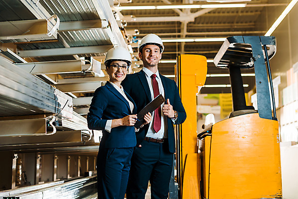 포토 JPG 서양인 외국인 응시 여자 남자 40대 중년 노동자 실내 서기 미소 들기 사람 정장 상반신 성인 두명 앞모습 30대 작업 비즈니스맨 비즈니스우먼 자신감 안전모 헬멧 창고 동료 지게차 물류창고 서류파일 우크라이나 성인만 국내포토 직업 시선 옷 감정 유럽 뷰포인트 비즈니스 관계 모션 표정 인종 내부 장년 사무용품 직장인 중장비 안전장비 보호장비 파일형식