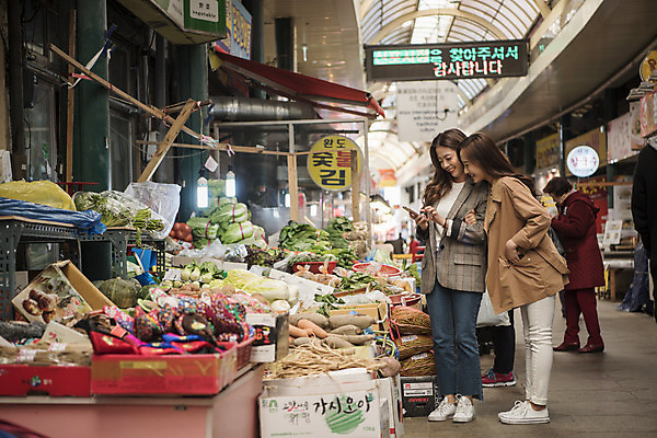 포토 JPG 주간 전신 여자 여행 채소 서기 미소 20대 성인 야외 두명 옆모습 친구 우정 한국인 즐거움 여대생 먹거리 신포시장 채소가게 성인여자만 동인천 국내포토 자연요소 감정 음식 대학생 뷰포인트 관계 모션 표정 사람 동양인 청년 상점 인천 전통시장 여자만 성인만 파일형식