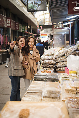 포토 JPG 주간 여자 여행 미소 상반신 20대 성인 야외 두명 앞모습 옆모습 친구 과자 우정 한국인 즐거움 여대생 신포시장 성인여자만 동인천 오란다 국내포토 자연요소 감정 대학생 뷰포인트 관계 디저트 표정 사람 동양인 청년 인천 전통과자 전통시장 여자만 성인만 파일형식