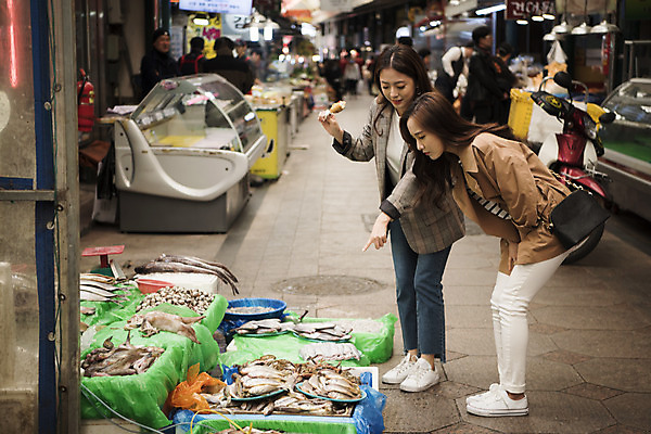 포토 JPG 주간 전신 여자 여행 어류 서기 20대 성인 야외 두명 옆모습 친구 우정 한국인 가리킴 구경 즐거움 여대생 생선가게 신포시장 성인여자만 동인천 국내포토 자연요소 감정 대학생 뷰포인트 관계 모션 사람 동양인 손짓 청년 상점 수중동물 인천 전통시장 여자만 성인만 파일형식