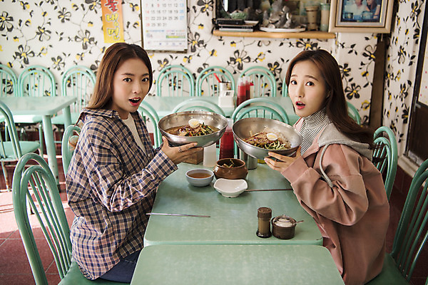 포토 JPG 여자 여행 실내 들기 앉기 상반신 20대 성인 두명 옆모습 친구 식당 놀람 우정 한국인 알림 즐거움 냉면 여대생 맛집 성인여자만 제철음식 동인천 국내포토 감정 한식 음식 대학생 뷰포인트 관계 모션 여름음식 표정 사람 동양인 청년 내부 상점 인천 제철 여자만 성인만 파일형식