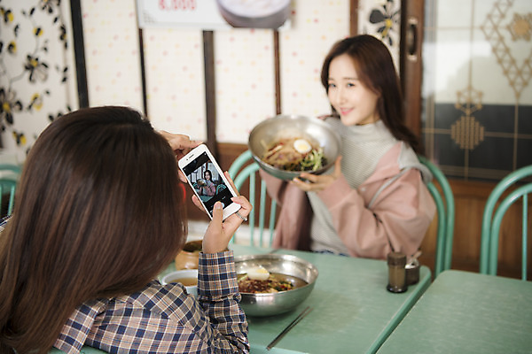 포토 JPG 여자 여행 실내 미소 들기 앉기 상반신 20대 성인 두명 앞모습 뒷모습 친구 스마트폰 식당 사진촬영 우정 한국인 알림 즐거움 냉면 여대생 맛집 성인여자만 인증샷 제철음식 동인천 국내포토 감정 한식 음식 대학생 뷰포인트 관계 모션 여름음식 표정 사람 동양인 청년 내부 핸드폰 스마트기기 상점 촬영 인천 인증 제철 합성어 여자만 성인만 파일형식