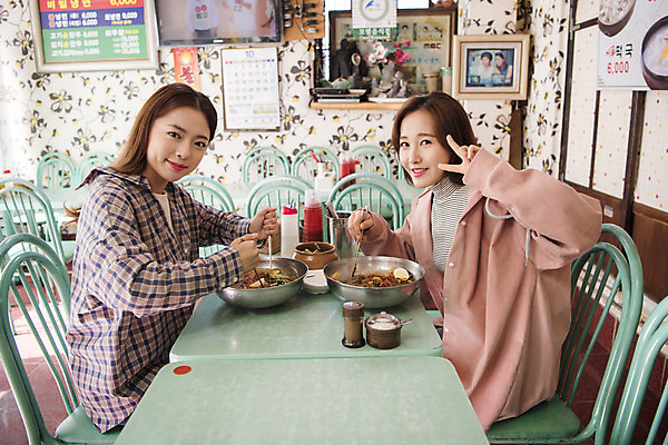 포토 JPG 여자 여행 실내 미소 앉기 상반신 20대 성인 두명 옆모습 친구 식당 우정 한국인 알림 즐거움 브이 냉면 여대생 맛집 성인여자만 제철음식 동인천 국내포토 감정 한식 음식 대학생 뷰포인트 관계 모션 여름음식 표정 사람 동양인 손짓 청년 내부 상점 인천 제철 여자만 성인만 파일형식