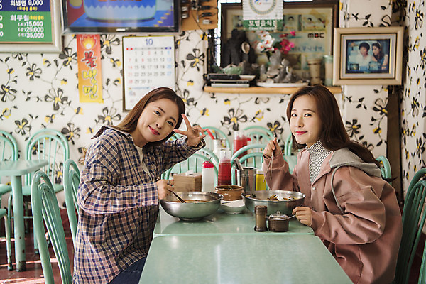 포토 JPG 여자 여행 실내 미소 앉기 상반신 20대 성인 두명 옆모습 친구 식당 우정 한국인 알림 즐거움 브이 냉면 여대생 맛집 성인여자만 제철음식 동인천 국내포토 감정 한식 음식 대학생 뷰포인트 관계 모션 여름음식 표정 사람 동양인 손짓 청년 내부 상점 인천 제철 여자만 성인만 파일형식