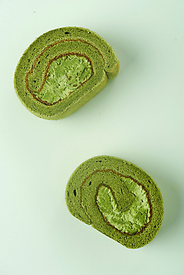 포토 JPG 스튜디오촬영 단면 디저트 실내 누끼 사람없음 하이앵글 두개 달콤 녹차 오브젝트 롤케이크 말차 플랫레이 초록배경 녹차맛 국내포토 음식 뷰포인트 백그라운드 2 내부 초록색 차_음료 케이크 플랫 맛 파일형식