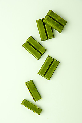 포토 JPG 스튜디오촬영 디저트 실내 누끼 사람없음 하이앵글 초콜릿 여러개 달콤 녹차 오브젝트 말차 플랫레이 초록배경 녹차맛 국내포토 음식 뷰포인트 다수 백그라운드 내부 초록색 차_음료 플랫 맛 파일형식